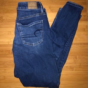 AMERICAN EAGLE HIGH RISE MOM JEANS